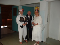 25.4.18 naamiaistansseissa Mansikki treenaa laidunkautta varten. Etelän outolintu testaa ilmastonmuutosta Suomen keväässä. 60-luvun herra ihmetttelee.