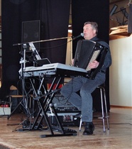 4.4.18 soittamassa harmonikkamestari Arto Kivekäs