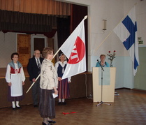 Lipun vihkimisen suorittaa Mikkelin piirin puheenjohtaja Leena Teittinen.