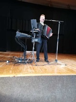 1.3.23 tansseissa soitti Pepe Niilahti