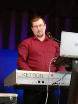 8.2.23 tansseissa soitti Mati Laitiainen