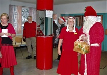Joulupukki, muori ja tontut tonttutansseissa 28.11.18