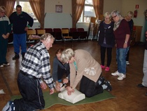 Ensiapukurssin elvytysharjoittelua 9.10.