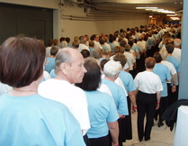 jonot huoltokäytävässä juuri ennen esitystä